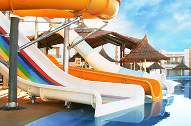 verschillende glijbanen op het resort